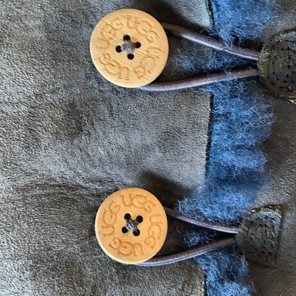 UGG Bailey Suede Button Triplet Big Kid size 4 - Picture 10 of 16